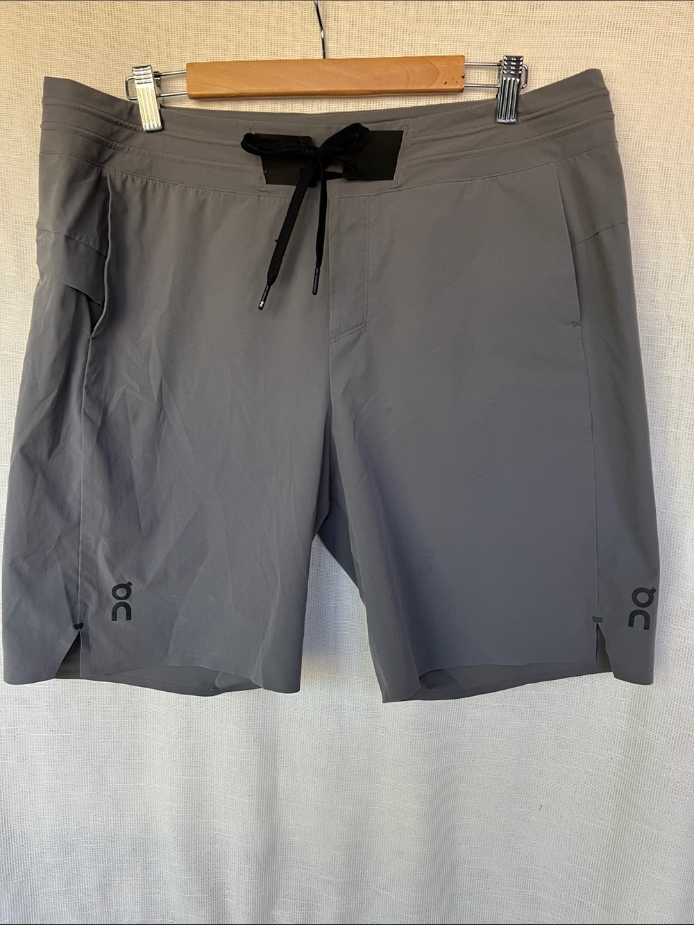 OC On Performance Hybrid Shorts in Grey Men's XL 3 pockets 8” inseam lightweight